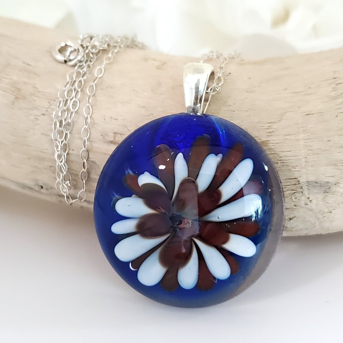 Pendentif bleu, rouille et blanc - Bijoux Le fil d'Ariane