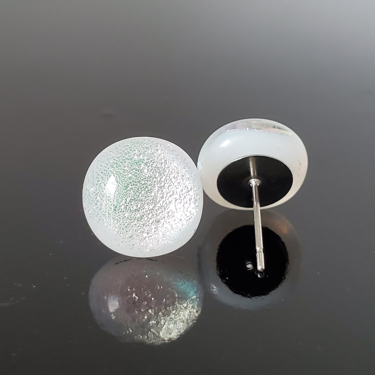 Puces d'oreille blanc-rose, verre fusion - Bijoux Le fil d'Ariane