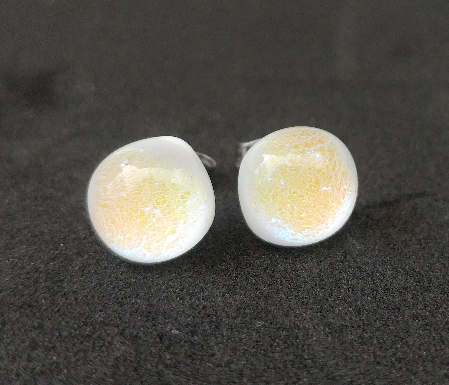 Puces d'oreille blanches et bleu pâle, verre fusion - Bijoux Le fil d'Ariane