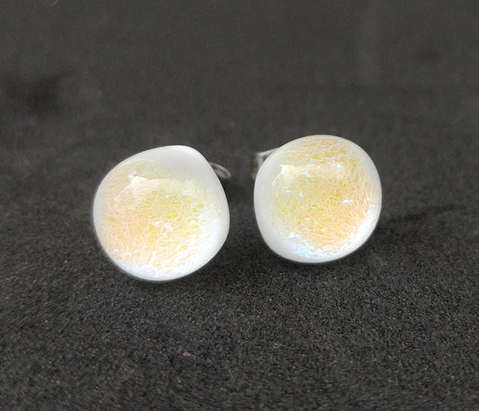 Puces d'oreille blanches et bleu pâle, verre fusion - Bijoux Le fil d'Ariane