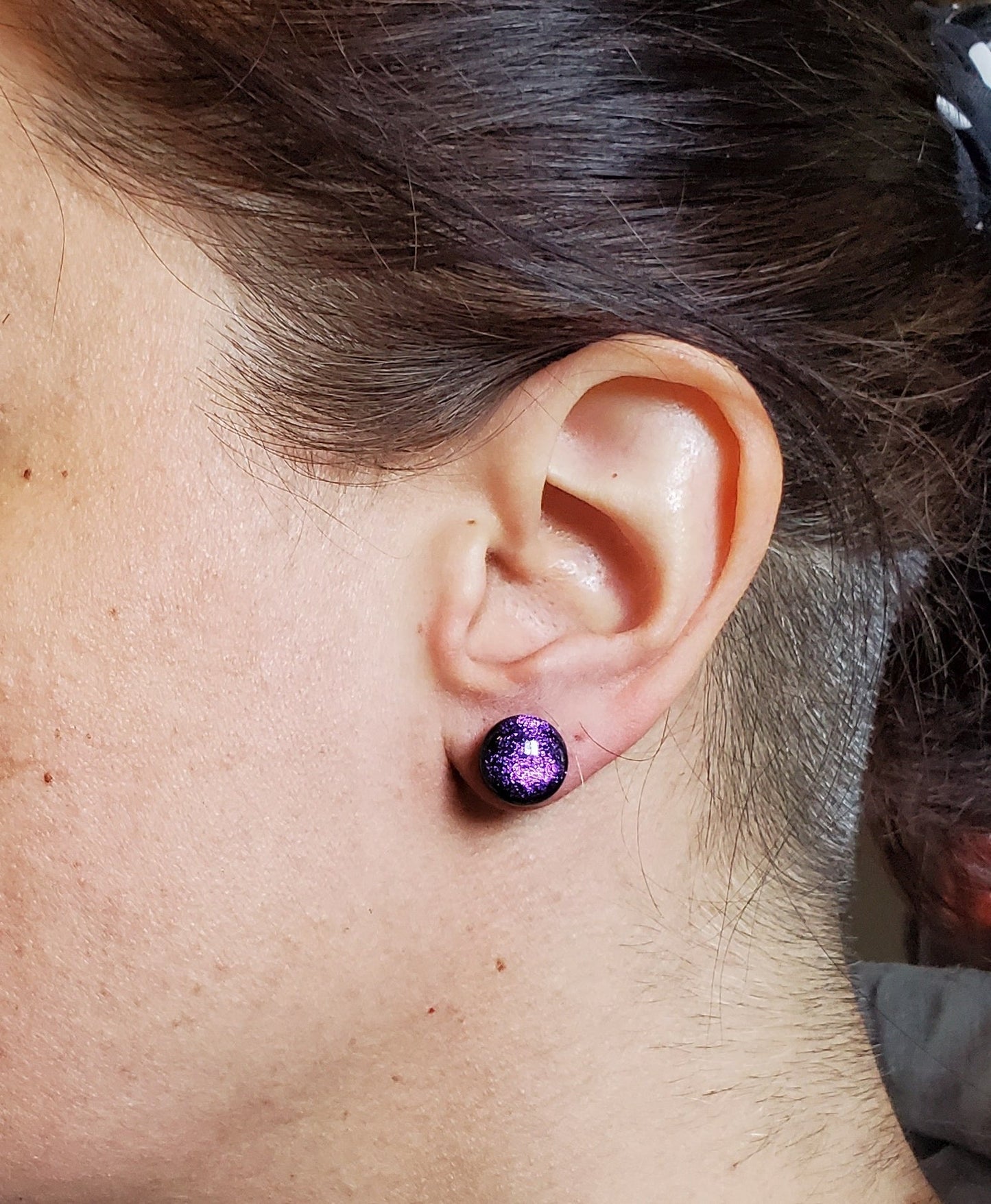 Puces d'oreille blanches et bleu pâle, verre fusion - Bijoux Le fil d'Ariane