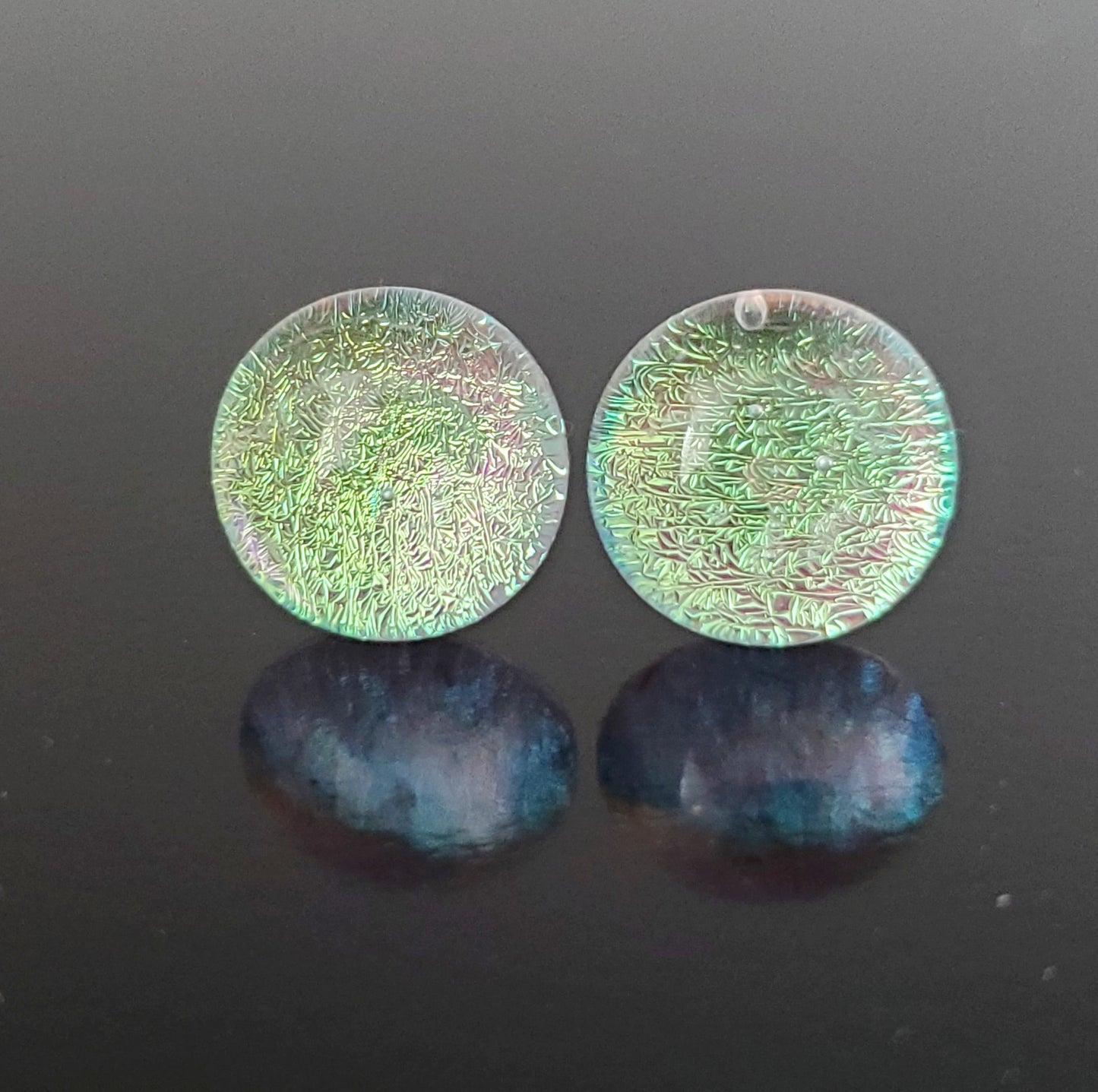 Puces d'oreille transparentes, vert-doré, verre fusion - Bijoux Le fil d'Ariane