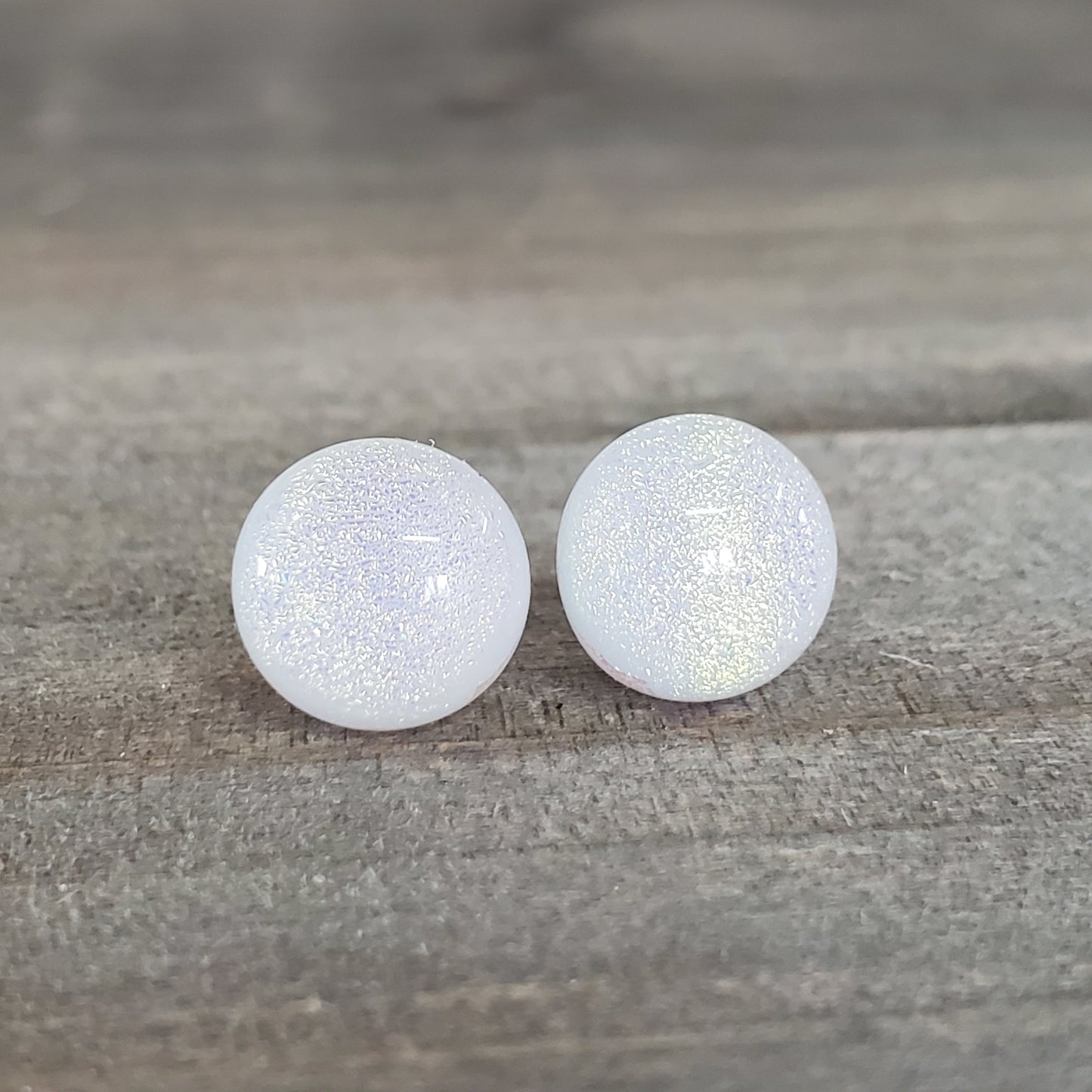 Puces d'oreille vert-doré et blanc, verre fusion - Bijoux Le fil d'Ariane