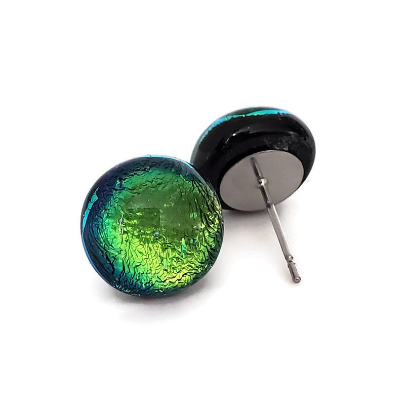 Puces d'oreille vert doré, verre fusion - Bijoux Le fil d'Ariane