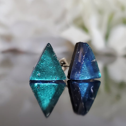 Puces triangles - plusieurs couleurs - Bijoux Le fil d'Ariane