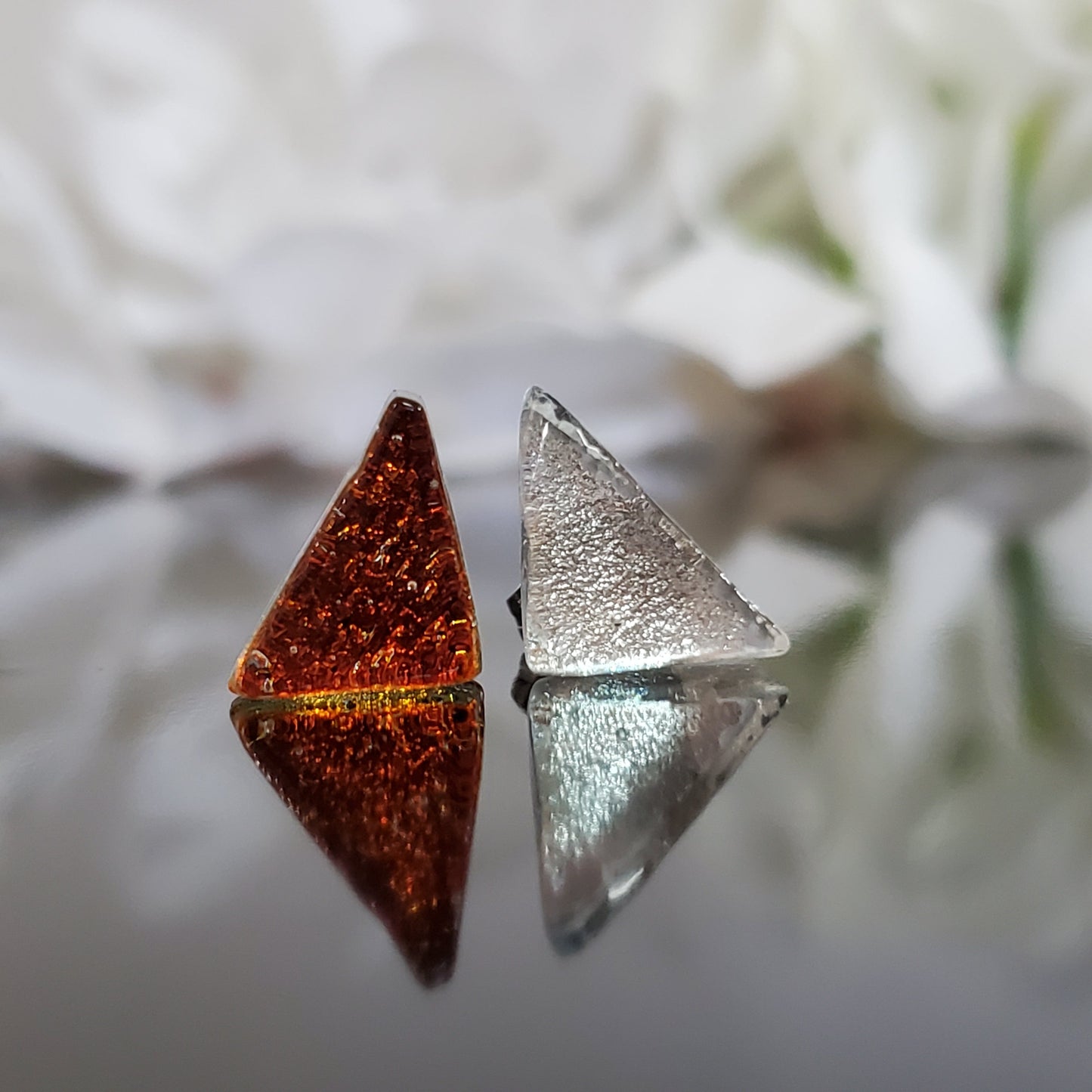 Puces triangles - plusieurs couleurs - Bijoux Le fil d'Ariane