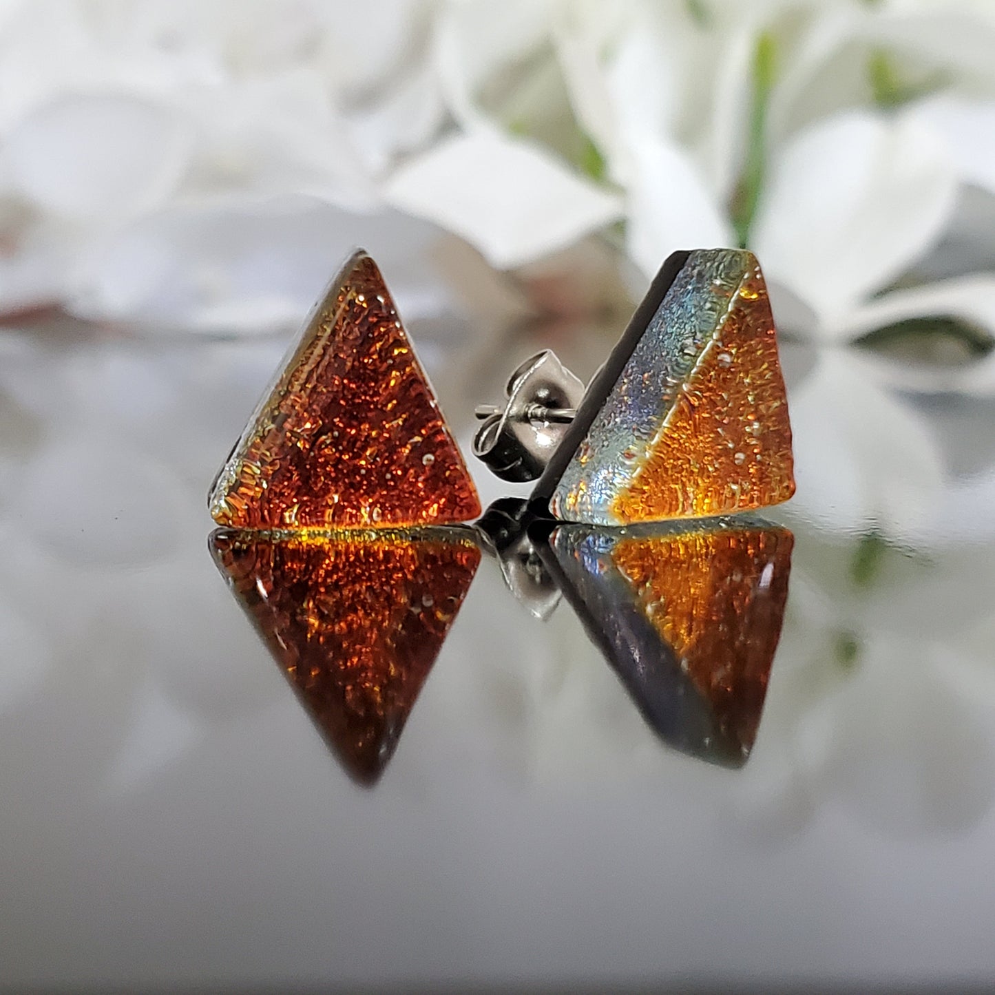 Puces triangles - plusieurs couleurs - Bijoux Le fil d'Ariane