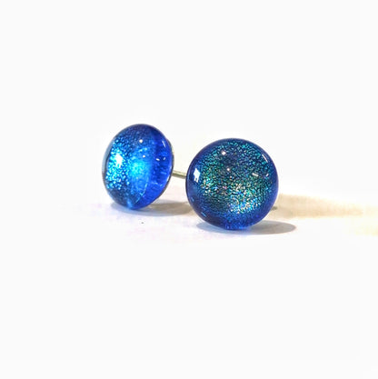 Paire de puces d’oreilles Polaire en verre bleu profond aux reflets turquoise, sur fond blanc.