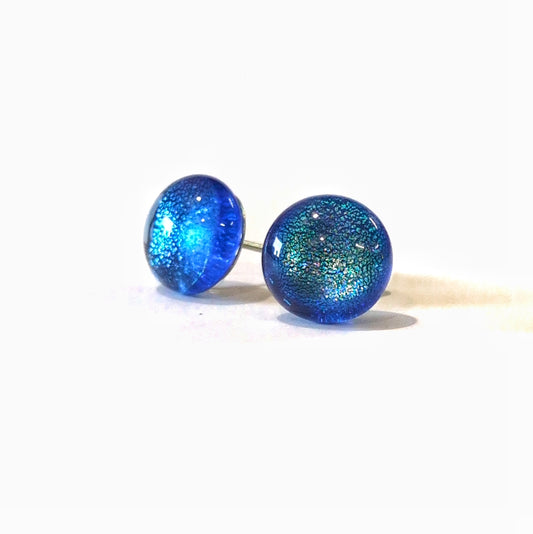Paire de puces d’oreilles Polaire en verre bleu profond aux reflets turquoise, sur fond blanc.