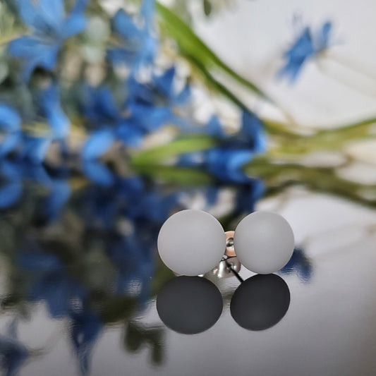 Puces d'oreille gris perle, mat ou lustré, verre fusion