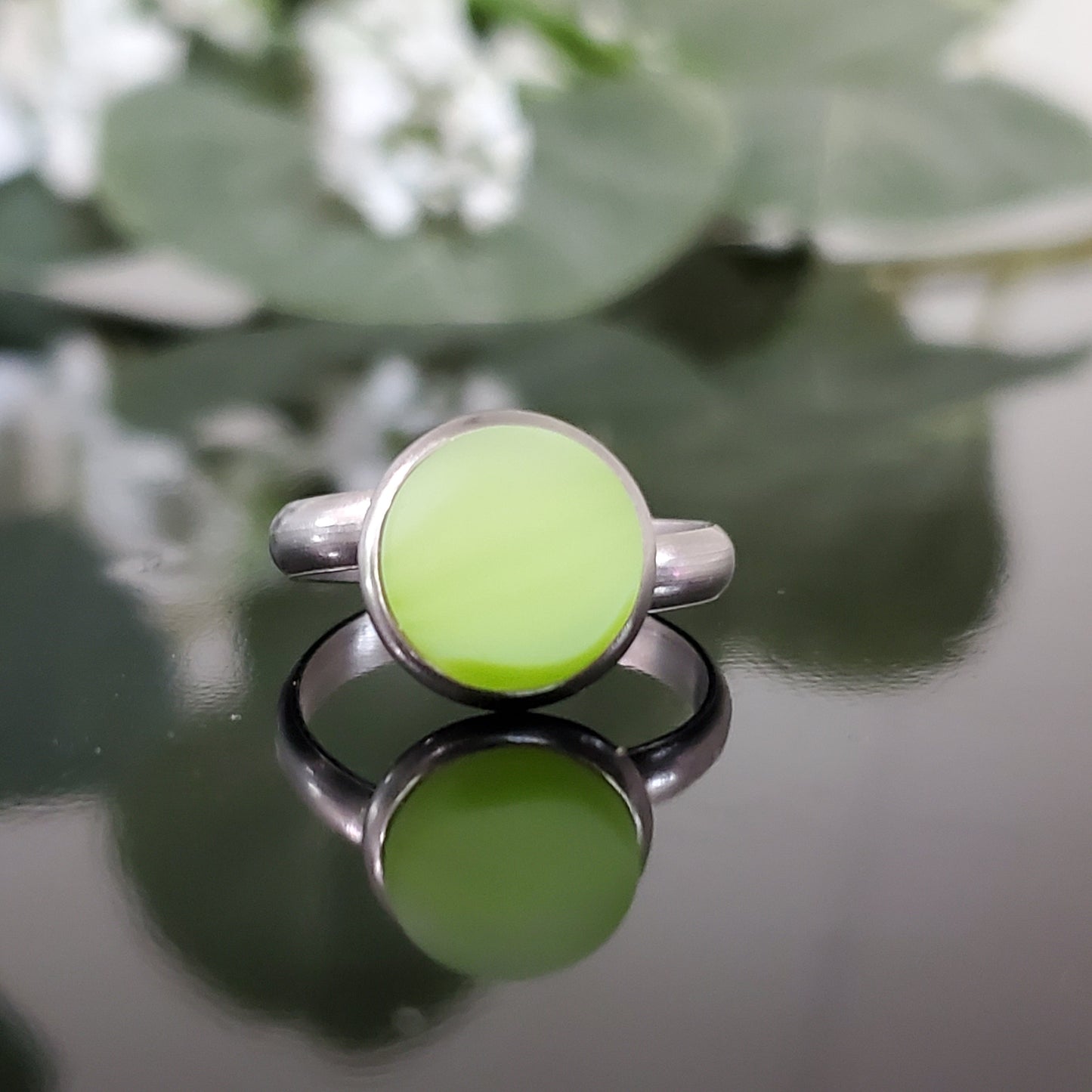 Bague cabochons vert pâle, mat ou lustré, verre fusion - Bijoux Le fil d'Ariane