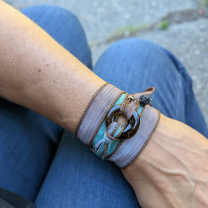 Boréal - Bracelet de soie à enrouler, anneau au choix - Bijoux Le fil d'Ariane