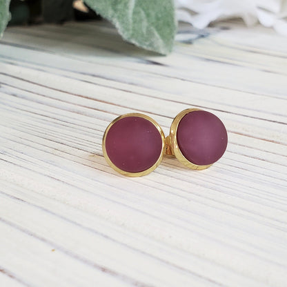 Boucles cabochons prune opaque, mat ou lustré, verre fusion - Bijoux Le fil d'Ariane