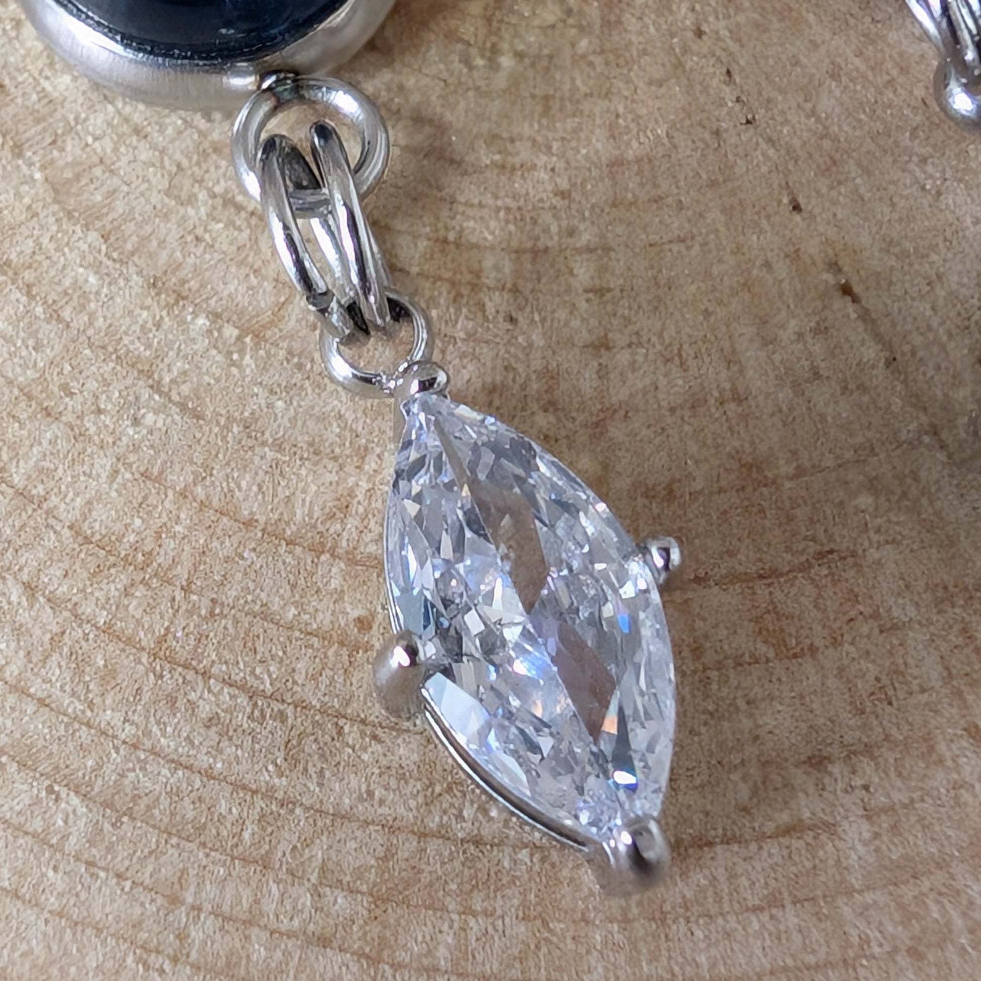 Boucles pendantes cristaux ovales - Bijoux Le fil d'Ariane