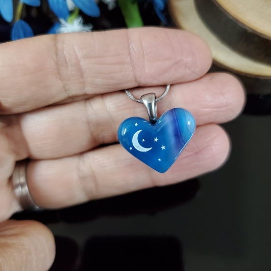 Coeur bleu avec ligne, en verre fusion, avec lune et étoiles - Bijoux Le fil d'Ariane