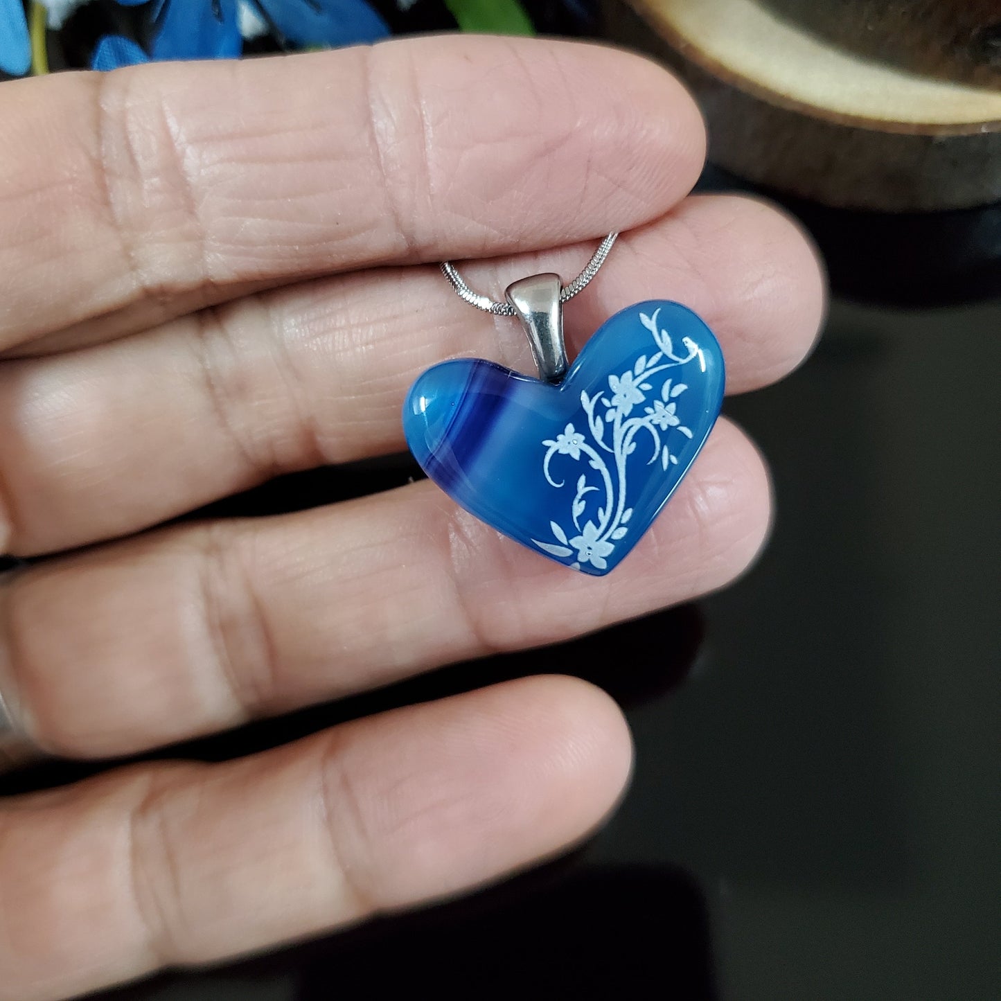 Coeur bleu en verre fusion, avec fleurs - Bijoux Le fil d'Ariane