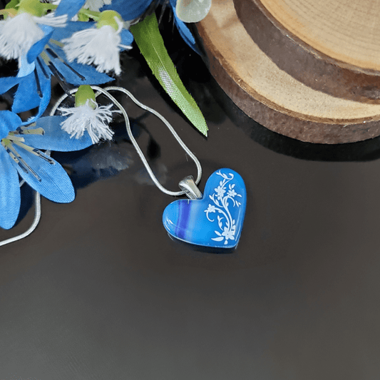 Coeur bleu en verre fusion, avec fleurs - Bijoux Le fil d'Ariane