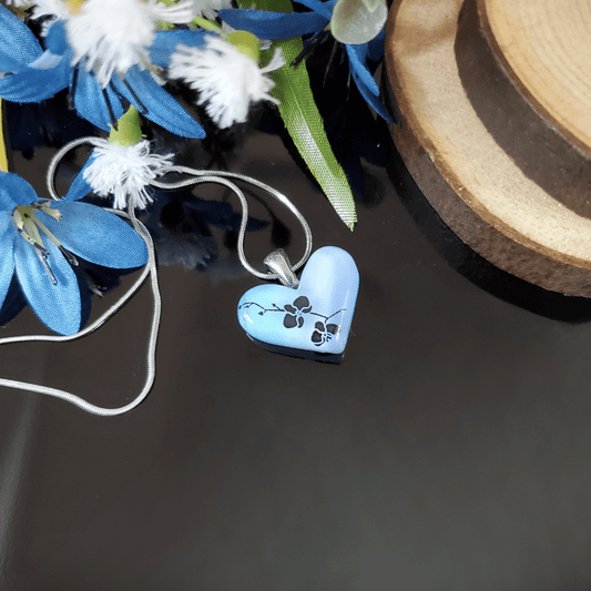 Coeur bleu pâle avec orchidées - Bijoux Le fil d'Ariane