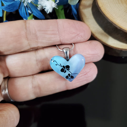 Coeur bleu pâle avec orchidées - Bijoux Le fil d'Ariane