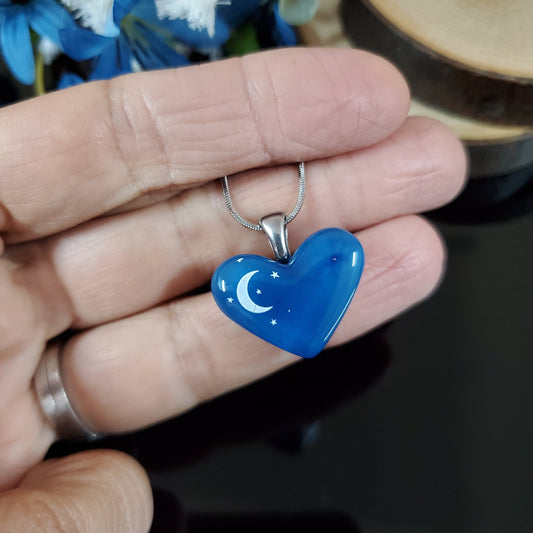 Coeur bleu uni en verre fusion, avec lune et étoiles - Bijoux Le fil d'Ariane