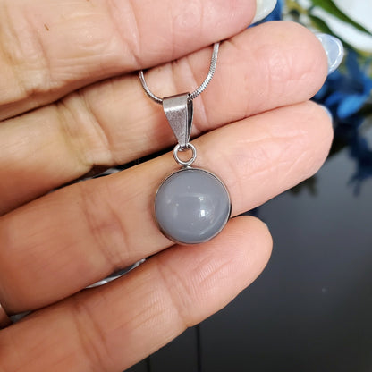 Collier cabochon gris perle, mat ou lustré, verre fusion - Bijoux Le fil d'Ariane
