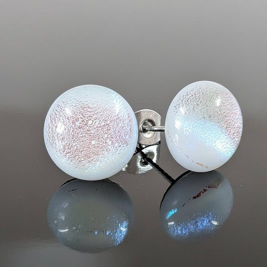 Puces d'oreille blanches et bleu pâle, verre fusion - Bijoux Le fil d'Ariane