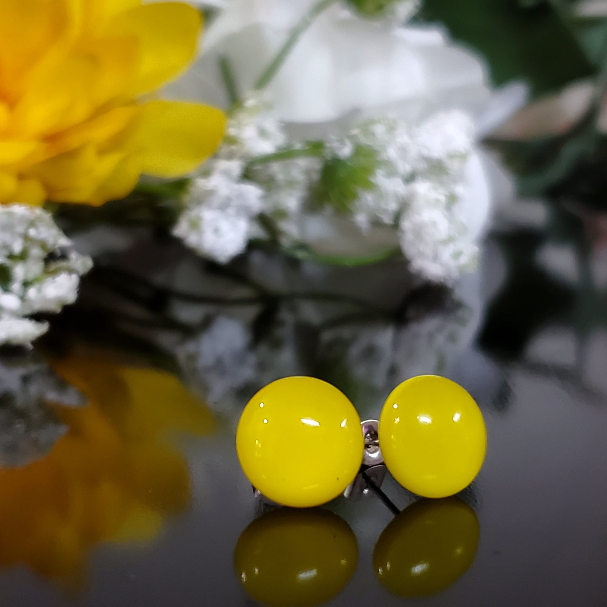 Puces d'oreille jaune verre neuf - Bijoux Le fil d'Ariane