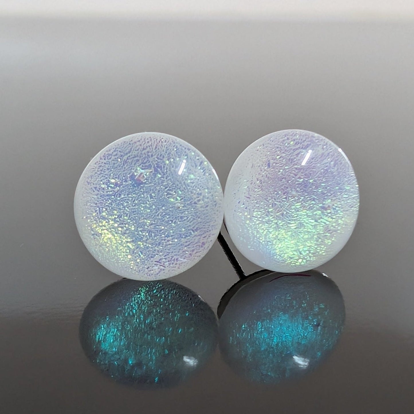 Puces d'oreille marguerite - blanc et vert - doré - Bijoux Le fil d'Ariane