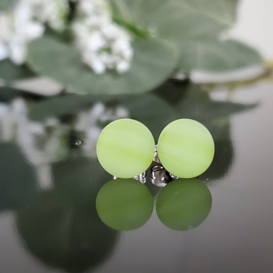Puces d'oreille vert pâle, mat ou lustré, verre fusion - Bijoux Le fil d'Ariane