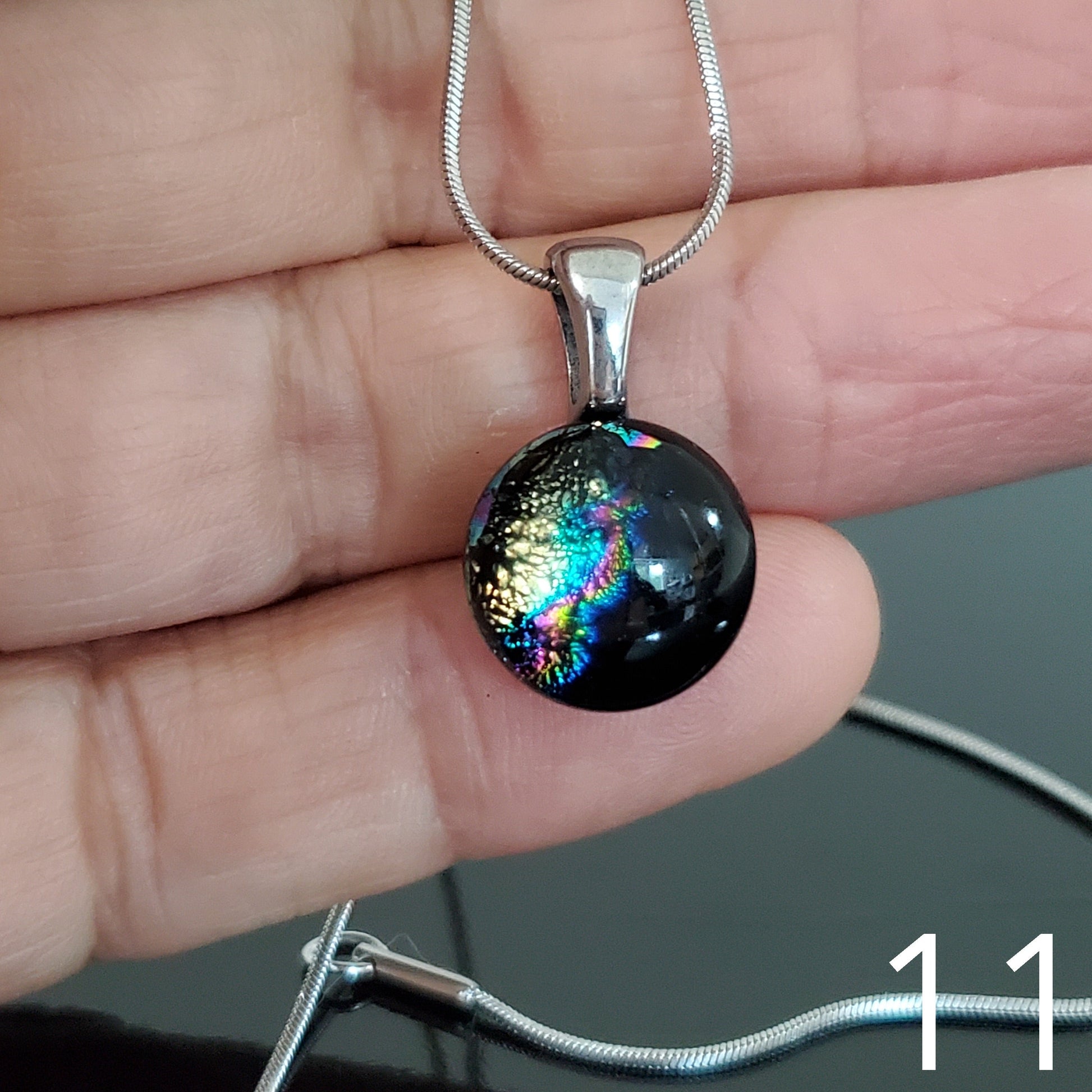 Puces d'oreilles dorées, verre fusion - Bijoux Le fil d'Ariane