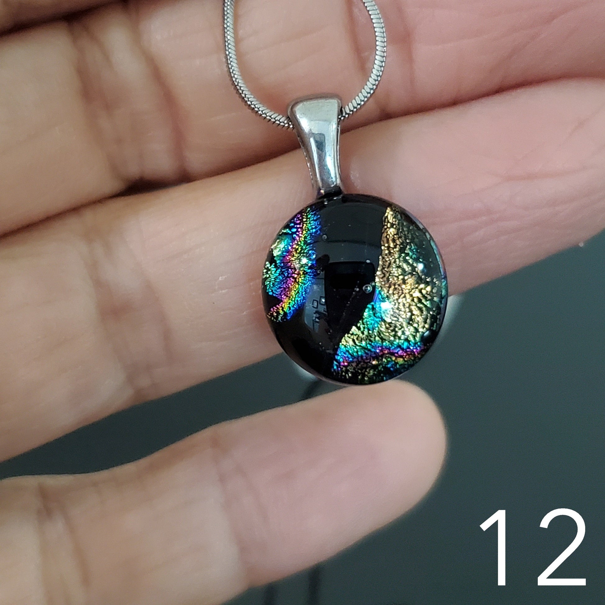 Puces d'oreilles dorées, verre fusion - Bijoux Le fil d'Ariane