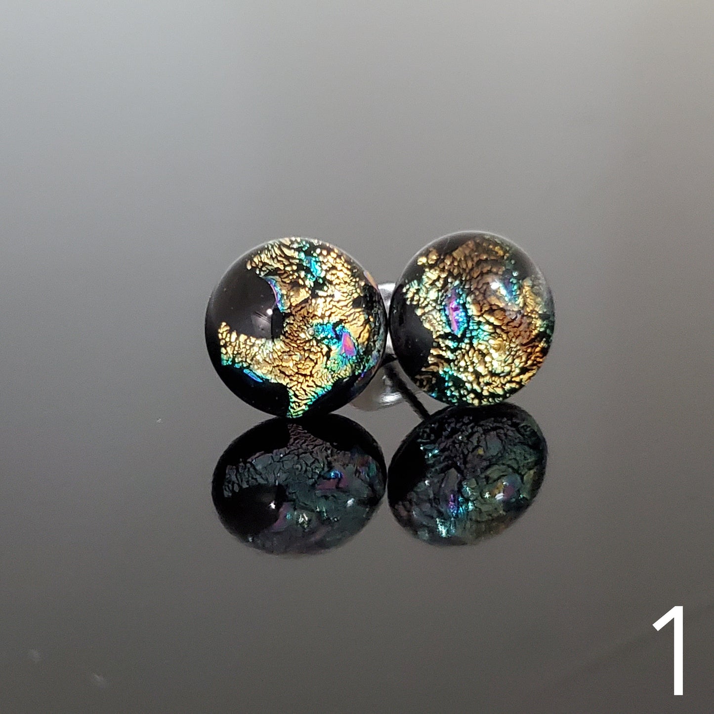 Puces d'oreilles dorées, verre fusion - Bijoux Le fil d'Ariane