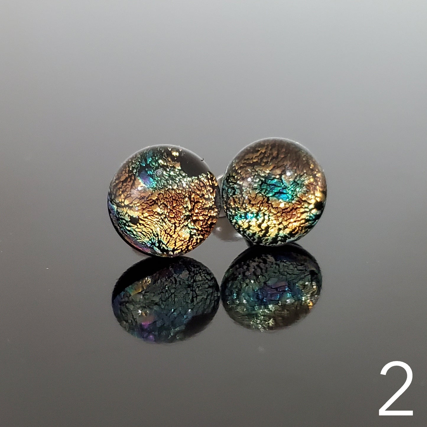 Puces d'oreilles dorées, verre fusion - Bijoux Le fil d'Ariane