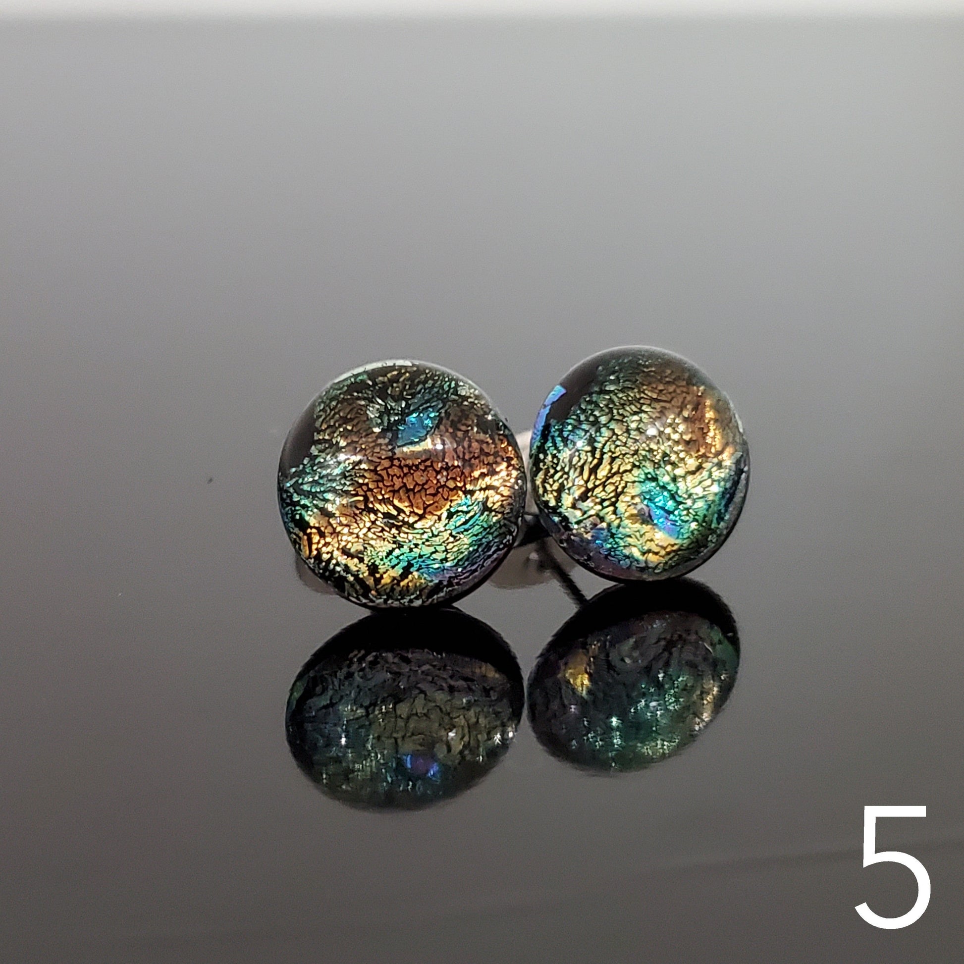 Puces d'oreilles dorées, verre fusion - Bijoux Le fil d'Ariane