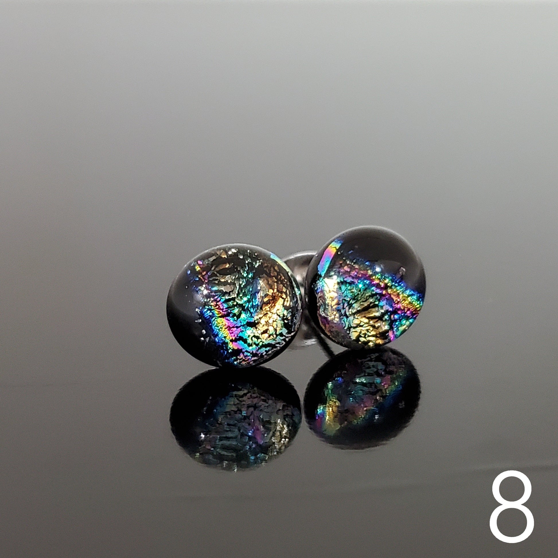 Puces d'oreilles dorées, verre fusion - Bijoux Le fil d'Ariane