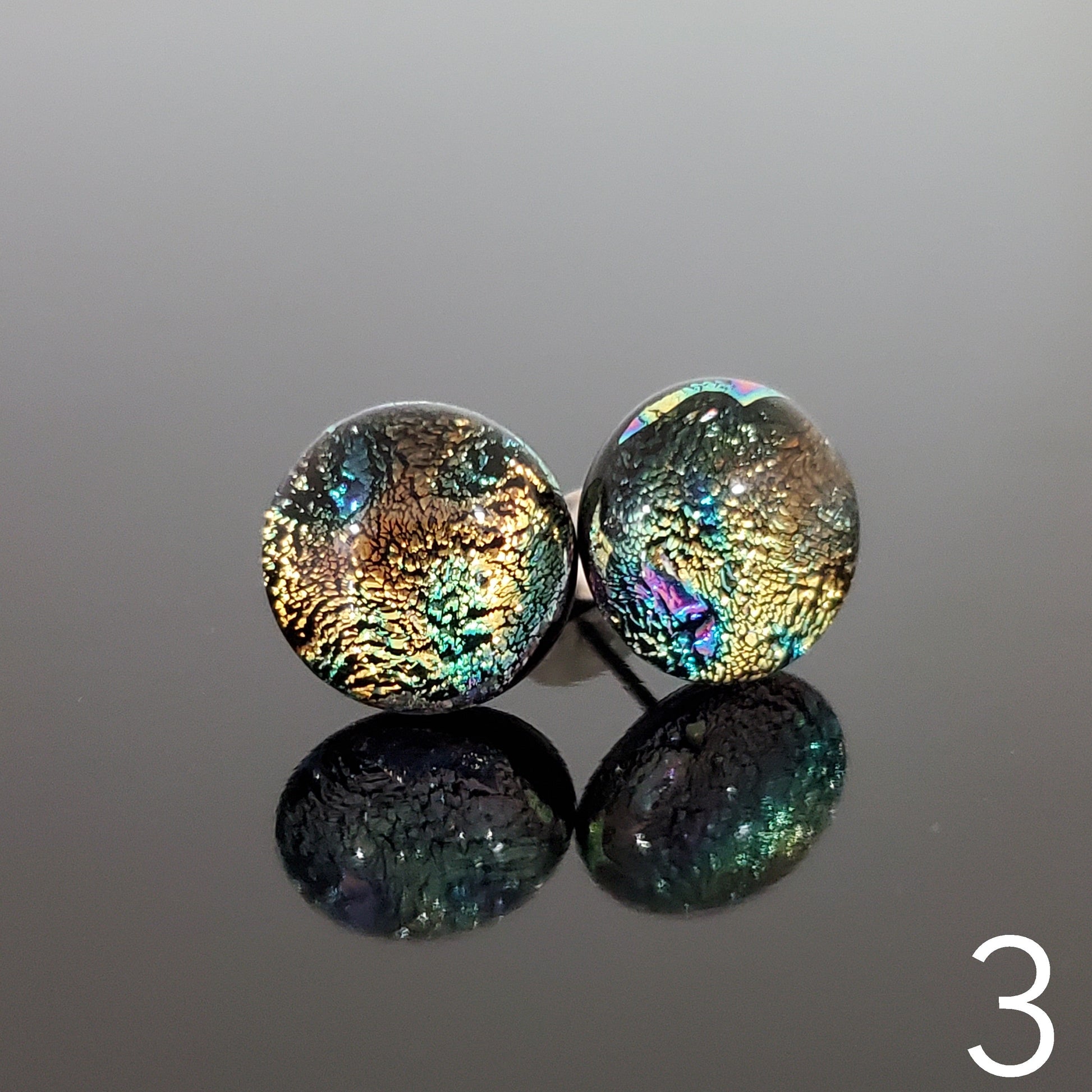 Puces d'oreilles dorées, verre fusion - Bijoux Le fil d'Ariane