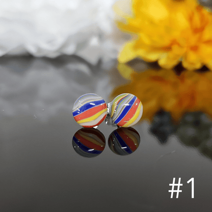 [ RESTOCK ]Puces d'oreille lignées jaune, rouge et bleu, verre fusion - Bijoux Le fil d'Ariane