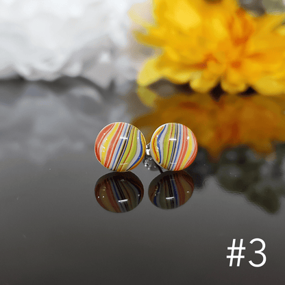 [ RESTOCK ]Puces d'oreille lignées jaune, rouge et bleu, verre fusion - Bijoux Le fil d'Ariane