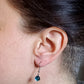 Boucles d'oreille hibiscus (saumon), pendantes en verre fusion - Bijoux Le fil d'Ariane