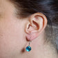 Boucles d'oreille hibiscus (saumon), pendantes en verre fusion - Bijoux Le fil d'Ariane
