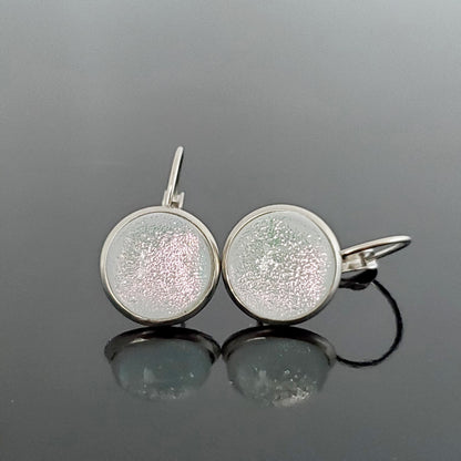 Boucles d'oreille leviers blanc et rose pâle, en verre fusion - Bijoux Le fil d'Ariane