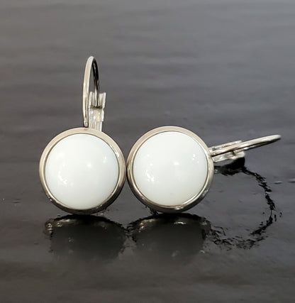 Boucles d'oreille leviers blanc lustré, en verre fusion - Bijoux Le fil d'Ariane