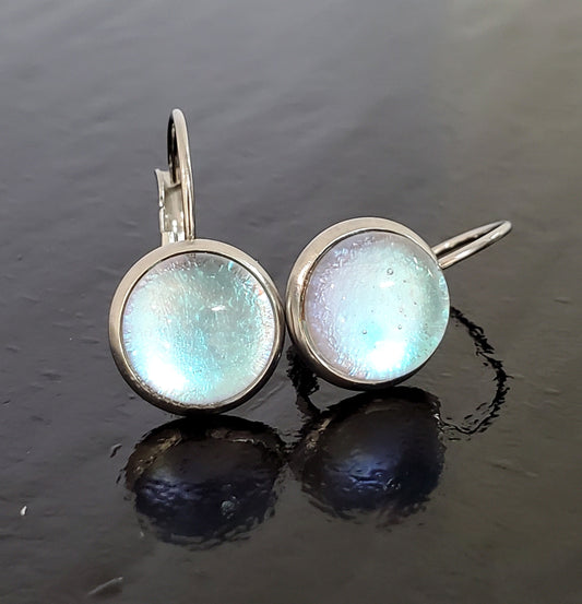 Boucles d'oreille leviers bleu transparent, en verre fusion - Bijoux Le fil d'Ariane