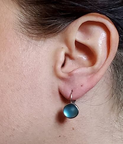 Boucles d'oreille leviers hibiscus (saumon), en verre fusion - Bijoux Le fil d'Ariane