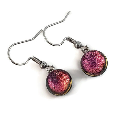 Boucles d'oreille magenta, pendantes en verre fusion - Bijoux Le fil d'Ariane