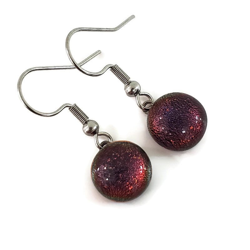 Boucles d'oreille rouge-prune, pendantes en verre fusion - Bijoux Le fil d'Ariane