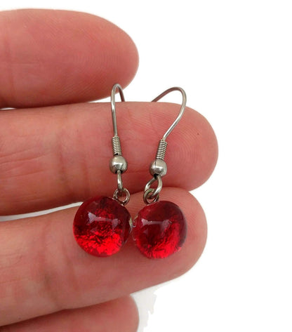 Boucles d'oreille rouge vif, pendantes en verre fusion - Bijoux Le fil d'Ariane