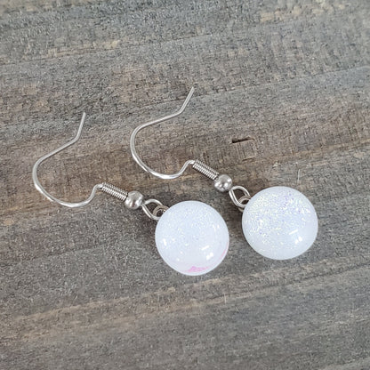 Boucles d'oreille vert-doré et blanc, pendantes en verre fusion - Bijoux Le fil d'Ariane