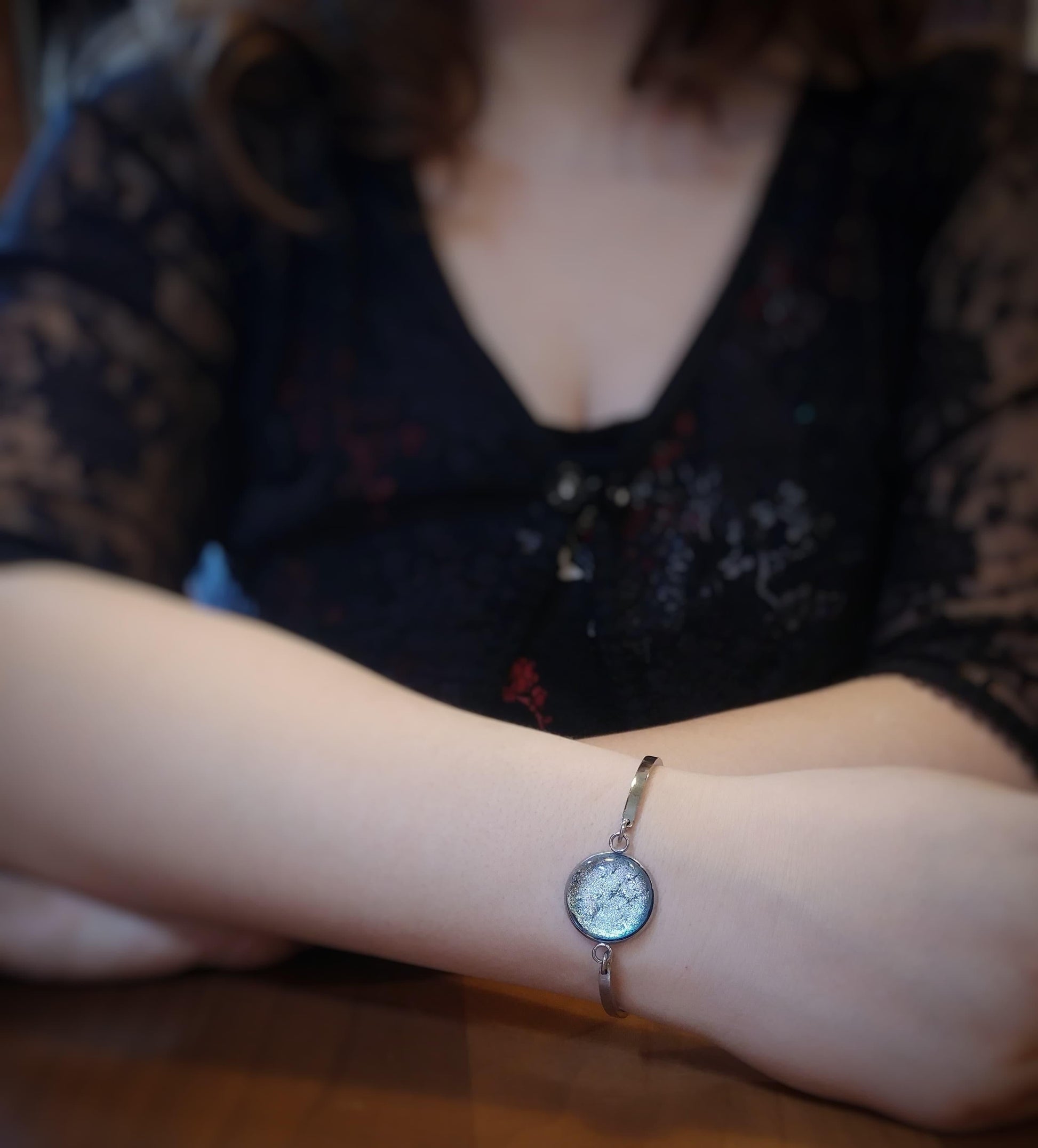 Bracelet d'acier inoxydable et verre fusion mauve-bleu - Bijoux Le fil d'Ariane