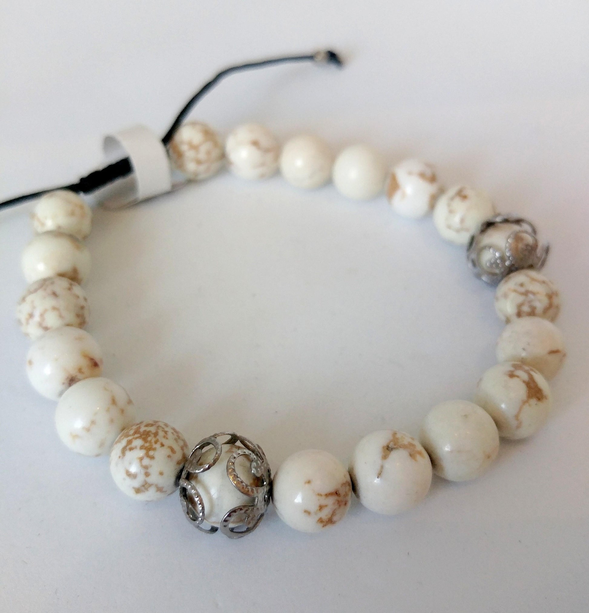 Bracelet de billes de couleur ivoire - Bijoux Le fil d'Ariane